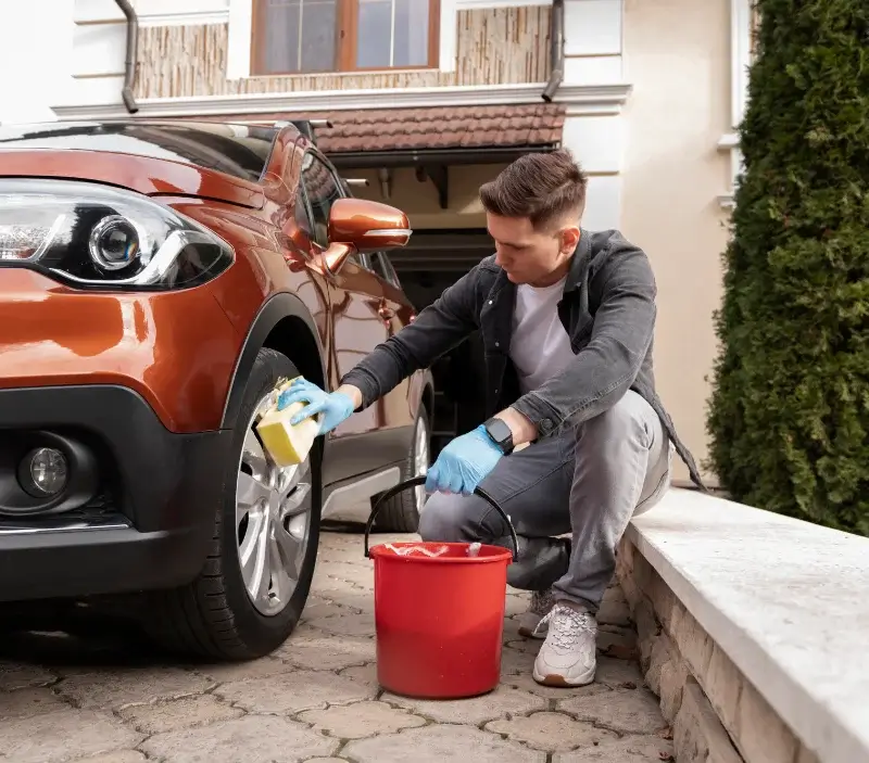 Lavage auto à domicile Le Beaucet : professionnel intervenant sur un véhicule